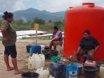 Penyintas-erupsi-Lewotobi-Laki-laki-sedang-menadah-air-di-Huntara-III.jpg