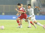 Persaingan-perebutan-bola-antara-pemain-Bali-United-dengan-lawan.jpg