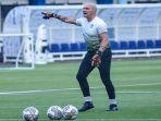 Persib-Latihan-di-Jeda-Liga-1-Ini-Kesan-Mendoza-untuk-Pelatih-Kiper-Maung-Luizinho-Passos.jpg