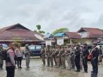 Personel-Satgas-Damai-Cartenz-mendengarkan-arahan.jpg