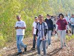 Peserta-saat-tracking-mengelilingi-kebun-raya-Wolobobo-di-Ngada-Flores-NTT-Kamis-25-Juli-2024.jpg