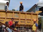 Petuga-mengangkut-sampah-di-kota-Betun.jpg