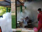 Petugas-Dinas-Kesehatan-Kabupaten-Sikka-melakukan-fogging.jpg