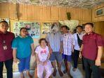 Petugas-Imigrasi-Labuan-Bajo-mengamankan-EB-WNA-asal-Filipina.jpg