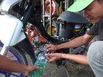 Petugas-Pertamina-melakukan-pengecekan-Pertalite-di-salah-satu-SPBU-di-Labuan-Bajo-Sabtu-442025.jpg