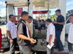 Petugas-Tera-SPBU-di-Labuan-Bajo.jpg