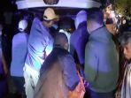 Pihak-keluarga-dan-anggota-polisi-mengevakuasi-jenazah-ke-mobil.jpg