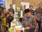 Pj-Wali-Kota-Kupang-Linus-LUsi-mendampingi-Mendikdasmen.jpg