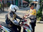 Polisi-Bagi-Bendera-kepada-warga.jpg