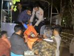 Polisi-Evakuasi-Tiga-Jenazah-Warga-Desa-Amol-TTU.jpg