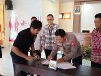 Polres-Rote-Ndao-serahkan-6-WNA-China-ke-Imigran-Kelas-I-TPI-Kupang-di-Mapolres.jpg