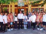 Pose-bersama-Kepala-SMAN-1-Riung-Barat-bersama-guru-pendamping-dan-siswa.jpg