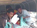 Pose-korban-saat-hendak-digotong-ke-dalam-mobil.jpg