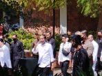 Presiden-Jokowi-bersama-rombongan-usai-meninjau-kesiapan-akhir-Puncak-Waringin.jpg