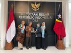 Prof-Ikhfan-Haris-kedua-dari-kiri-menerima-gelar-kehormatan-dari-pemerintah-TImor-Leste.jpg