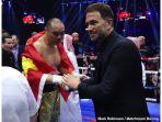 Promotor-Osca-De-La-Hoya-saat-pertarungan-kontes-kelas-berat.jpg