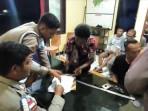Proses-penyelesaian-damai-antara-warga-tindakan-kekerasan-dan-tiga-anggota-Polsek-Sasitamean.jpg