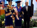 Prudensius-Maring-saat-pengukuhan-sebagai-Guru-Besar-bidang-Antropologi-Lingkungan.jpg