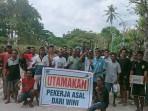 Puluhan-pemuda-dan-warga-Desa-Humusu-Wini-saat-memprotes-proses.jpg