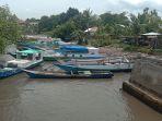 Puluhan-perahu-nelayan-terpaksa-berlabuh-di-pelabuhan-Waipare-AKIBAT-CUACA-BURUL.jpg