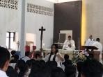 Ratusan-umat-di-wilayah-Maunori-menuju-Gereja-Katolik-Hati-Kudus-Yesus-Maunori.jpg