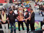 Raymundus-Bena-saat-menyerahkan-piala-ETMC.jpg