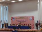 Rektor-UKAW-Kupang-Prof-Dr-Godlief-F-Neonufa-MT-memindahkan-tali-toga-salah-satu-wisudawan.jpg