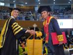 Rektor-UKSW-Profesor-Intiyas-Utami-berjabat-tangan-dengan-salah-satu-wisudawan.jpg