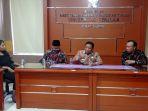 Rektor-UT-Bupati-Malaka-dan-Direktur-UT-Kupang-dalam-Podcast-Pos-Kupang.jpg