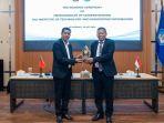 Rektor-Undip-Semarang-dan-Rektor-DIT-Timor-Leste-memegang-cinderamata.jpg