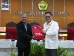 Rektor-Unej-Iwan-Taruna-memberikan-cindera-mata-kepada-Ketua-Delegasi-RDTL.jpg