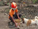 Relawan-satwa-sedang-memberi-makan-anjing-di-Desa-Nawokote.jpg