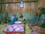 Ritual-adat-teing-hang-oleh-masyarakat-Manggarai.jpg