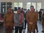 Romo-Dus-Bone-tengah-dengan-menggunakan-kemeja-abu-abu-foto-bersama-dengan-Wali-Kota-Kupang.jpg