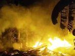 Rumah-terbakar-di-Oesao.jpg