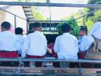 SISWA-Enam-siswa-SDN-Molekelisamba-saat-menumpang-mobil-sewaan-untuk-pergi.jpg
