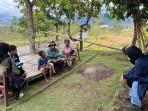 SURVEI-Tim-survei-dari-ITB-saat-mengunjungi-warga-di-Satuan-Permukiman-II.jpg