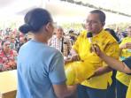 Salah-satu-masyarakat-Kota-Kupang-yang-membeli-paket-murah-dan-diberikan-langsung.jpg