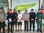 Satgas-Pamtas-RIRDTL-Sektor-Barat-Yonarhanud-2-Kostrad-Pos-Wini-mengamankan-WNA-Timor-Leste.jpg