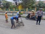 Satlantas-Polres-TTU-Gandeng-Pihak-Swasta-Perbaiki-Jalan-Berlubang-di-Kota-Kefamenanu.jpg