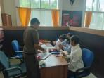 Satreskrim-Polres-Kupang-menyerahkan-tersangka-dan-barang-bukti-kasus-pembuangan-bayi.jpg