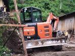Satu-unit-excavator-guna-membersihkan-material.jpg