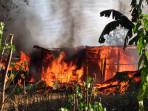 BREAKING NEWS: Kebakaran Rumah Warga di Haliwen Belu, 1 Truk dan Motor Ludes Terbakar