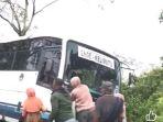 Sebuah-bus-DAMRI-jurusan-Ende-Kelimutu-Pemo-tergelincir.jpg