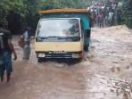 Sebuh-mobil-penumpang-di-Pruda-Sikka-terjebak-di-tengah-banjir.jpg