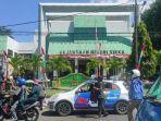 Sejumlah-guru-sudah-berada-di-sekitar-Kantor-Kejari-Sikka-untuk-menanti-pengumuman-tersangka.jpg