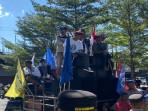 Sejumlah-massa-aksi-damai-dari-berbagai-elemen-masyarakat-dan-komunitas-pengangkut.jpg