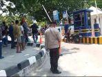 Sejumlah-warga-berusaha-mengusir-penjaga-portal-di-depan-RSUD-Tc-Hilers-Maumere.jpg