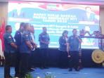 Sekjen-Demokrat-Herman-Khaeron-memukul-gong-Pembukaan-Rakerda-III-Demokrat-NTT.jpg