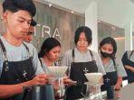Seorang-Barista-membuat-kopi-di-TETRA-Coffee.jpg